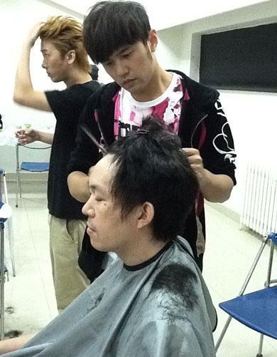 周杰伦悉心剪发